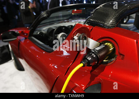 La Tesla Roadster è visualizzato al North American International Auto Show presso il centro di Cobo su gennaio 12, 2009 a Detroit, Michigan. L'alto prezzo vettura sportiva elettrica non 0-60 km/h in 3,9 secondi e ha un 244 miglia intervallo. (UPI foto/Brian Kersey) Foto Stock