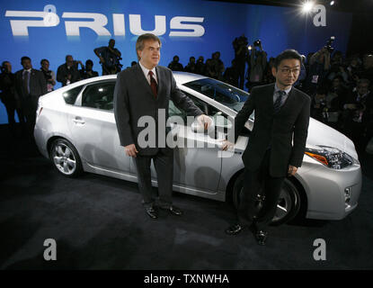 Bob Carter (L), vice presidente e general manager della Toyota di divisione di Toyota Motor Sales USA, e Akihiko Otsuka, ingegnere cheif sulla Prius, stand accanto al 2010 Toyota Prius al North American International Auto Show presso il centro di Cobo su gennaio 12, 2009 a Detroit, Michigan. Questa terza generazione a 50-mpg, ibride dalla Toyota andrà a colpire il mercato degli Stati Uniti e del Giappone in tarda primavera del 2009. (UPI foto/Brian Kersey) Foto Stock