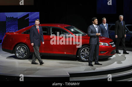 I dirigenti di Ford Alan Mulally (da sinistra), presidente e CEO di contrassegnare i campi, vice presidente esecutivo e presidente, Americhe, Bill Ford, presidente esecutivo e Derrick Kuzak, vice presidente del gruppo, global product development, stand con il 2010 Ford Taurus al North American International Auto Show presso il centro di Cobo su gennaio 11, 2009 a Detroit, Michigan. (UPI foto/Brian Kersey) Foto Stock