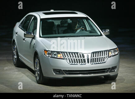 La Ford Motor Company mostra off il 2010 Lincoln MKS con EcoBoost al North American International Auto Show presso il centro di Cobo su gennaio 12, 2009 a Detroit, Michigan. (UPI foto/Brian Kersey) Foto Stock