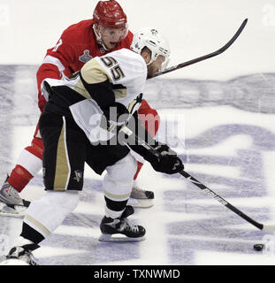 Pittsburgh Penguins defenceman Sergei Gonchar (55) porta il puck su ghiaccio passato ali rosse di Detroit ala sinistra Justin Abdelkader (8) durante il terzo periodo di gioco 1 della Stanley Cup finale alla Joe Louis Arena di Detroit il 30 maggio 2009. Il Red Wings sconfitto i pinguini 3-1 a prendere un 1-0 portano nel migliore dei sette serie. (UPI foto/Mark Cowan) Foto Stock