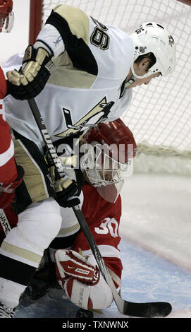 Pittsburgh Penguins center Jiri Hudler (26) si blocca in Detroit Red Wings goalie Chris Osgood (30) durante il primo periodo di gioco 5 2009 della Stanley Cup finale alla Joe Louis Arena di Detroit il 6 giugno 2009. (UPI foto/Mark Cowan) Foto Stock