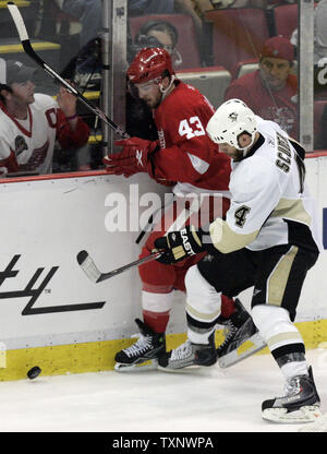 Pittsburgh Penguins defenceman Rob Scuderi (4) controlli ali rosse di Detroit center Darren Helm (43) durante il terzo periodo di Ali 5-0 conquistare i pinguini nel gioco 5 del 2009 Stanley Cup finale alla Joe Louis Arena di Detroit il 6 giugno 2009. (UPI foto/Mark Cowan) Foto Stock