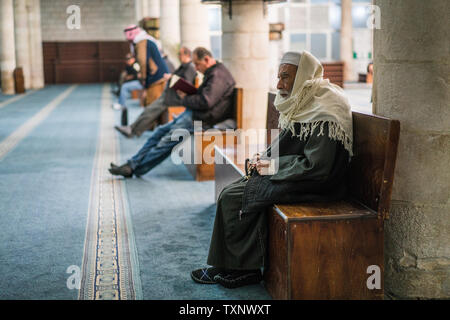 La popolazione locale nella Grande Moschea Husseini, Amman, Giordania. Foto Stock