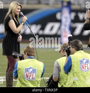 Lauren Alaina, che era sulla stagione 10 di American Idol dimentica le parole per l'inno nazionale prima di Green Bay Packers gioca il Detroit Lions a Detroit il 24 novembre 2011. I packers battere i Lions 27-15. UPI/Jeff Kowalsky Foto Stock