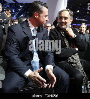 Sergio Marchionne, destra, Presidente e CEO di Chrysler Group e Fiat colloqui con Reid Bigland, sinistra, Presidente e CEO di Dodge prima della loro presentazione per mostrare la nuova Dodge Dart al 2012 North American International Auto Show al Cobo Center di Detroit, 9 gennaio 2012. UPI/Mark Cowan Foto Stock