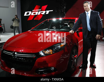 Reid Bigland, Presidente e CEO di Dodge svela la nuova Dodge Dart al 2012 North American International Auto Show al Cobo Center di Detroit, 9 gennaio 2012. UPI/Mark Cowan Foto Stock