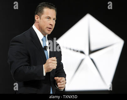 Reid Bigland, Presidente e CEO di Dodge parla di media circa il Chrysler e Dodge veicolo la redditività e le vendite a 2012 North American International Auto Show al Cobo Center di Detroit, 9 gennaio 2012. UPI/Mark Cowan Foto Stock