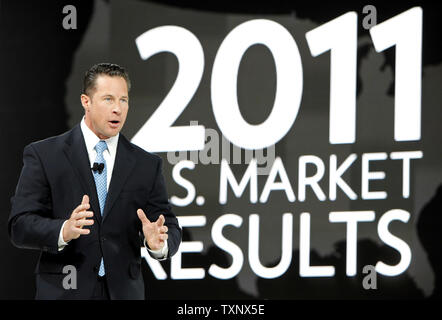 Reid Bigland, Presidente e CEO di Dodge parla di media circa il Chrysler e Dodge veicolo la redditività e le vendite a 2012 North American International Auto Show al Cobo Center di Detroit, 9 gennaio 2012. UPI/Mark Cowan Foto Stock