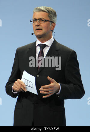 Rupert Stadler, presidente del consiglio di amministrazione di Audi AG introduce la nuova Audi S4 al 2012 North American International Auto Show al Cobo Center di Detroit, 9 gennaio 2012. UPI/Mark Cowan Foto Stock