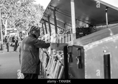 Il vecchio uomo navigando in edicola dal fiume Senna a Parigi Foto Stock