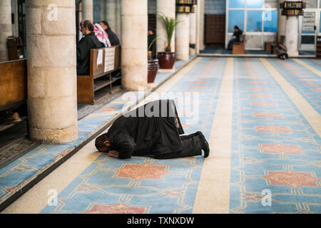 La popolazione locale nella Grande Moschea Husseini, Amman, Giordania. Foto Stock