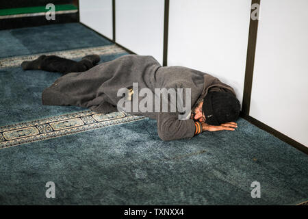 La popolazione locale nella Grande Moschea Husseini, Amman, Giordania. Foto Stock