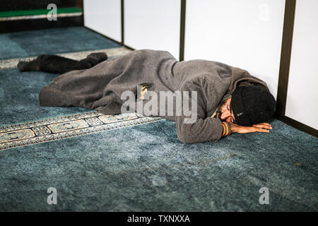 La popolazione locale nella Grande Moschea Husseini, Amman, Giordania. Foto Stock