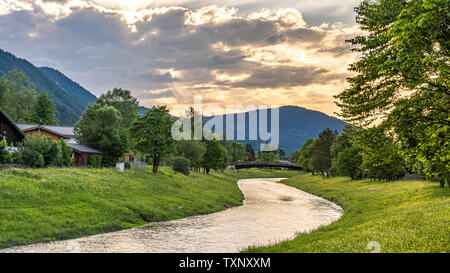 Tramonto al fiume Ammer banca in Oberammergau, Germania Foto Stock