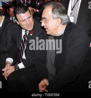 Reid Bigland, Presidente e CEO di Dodge, sinistra, colloqui con Sergio Marchionne, amministratore delegato del Gruppo Fiat e Chrysler prima della presentazione Jeep durante il 2013 North American International Auto Show al Cobo Center di Detroit, 14 gennaio 2013. UPI/Mark Cowan Foto Stock