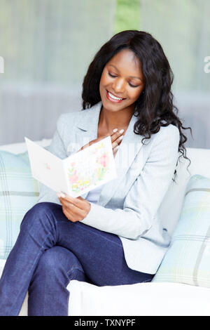 La donna la lettura di una scheda Foto Stock