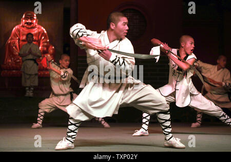 Cinese display monaci loro Kong fu competenze al Tempio di Shaolin Wushu (arti marziali) Centro di Addestramento di Denfeng City, nella provincia di Henan Novembre 13, 2011. Shaolin Monks sono stati la pratica del Kung Fu per oltre 1.500 anni. Shaolin cinese Kung Fu è stato inventato e ha insegnato ai monaci per migliorare la loro salute e così hanno potuto difendersi. UPI/Stephen rasoio Foto Stock