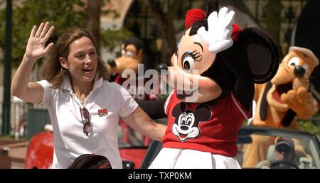 Olympic GoldMedalist e Professional Skater ghiaccio, Dorothy Hamill, gite con Minnie Mouse in la celebrità per il giro della Papamobile all Hollywood Boulevard il 31 luglio 2004 presso il Disney - MGM Studios a Orlando in Florida durante la celebrazione del ESPN sport in rete per il XXV anniversario. (UPI Foto Marino / Cantrell Foto Stock