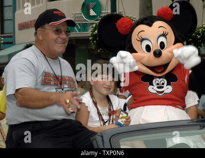 Ex NHL coach Scotty Bowman, un tempo di nove Stanley Cup vincitore, gite con la sua nipote e Minnie Mouse in la celebrità per il giro della Papamobile all Hollywood Boulevard a Disney - MGM Studios sulla luglio 31, 2004 a Orlando, Florida, durante la celebrazione del ESPN XXV anniversario. (UPI Foto Marino / Cantrell) Foto Stock