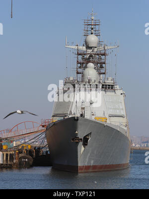 Un Cinese ancorata nave da guerra subisce la manutenzione nella città portuale di Dalian nella provincia di Liaoning, il 11 febbraio, 2017. Stati Uniti Presidente Donald Trump ha espresso preoccupazione per la Cina del "illegale" espansione nel mare della cina del sud attraverso la costruzione di isole militarizzata disputerà in acque internazionali. Foto di Stefano rasoio/UPI Foto Stock