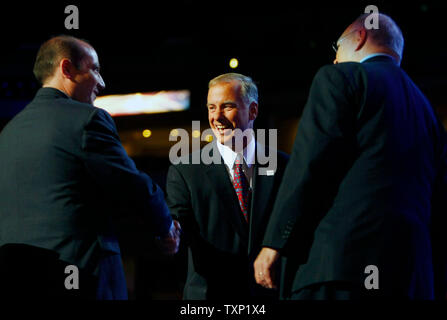 Howard Dean, presidente del comitato nazionale Democratic (C) saluta amici sul palco della convention democratica presso il Pepsi Center di Denver, in Colorado, il 25 agosto 2008. (UPI foto/Bill Greenblatt) Foto Stock