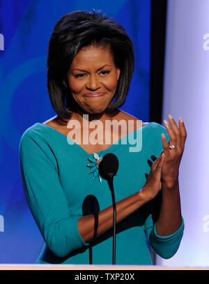 Michelle Obama, la moglie del presunto candidato presidenziale democratico Sen. Barack Obama (D-il), e offre commento durante la prima notte della Convenzione Nazionale Democratica in il Pepsi Center di Denver il 25 agosto 2008. (UPI foto/Kevin Dietsch) Foto Stock