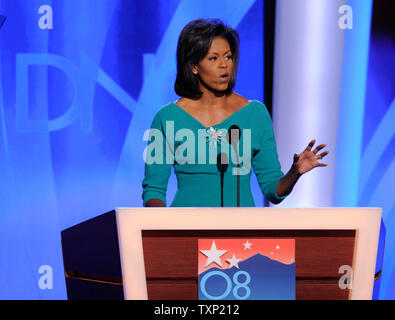 Michelle Obama, la moglie del presunto candidato presidenziale democratico Sen. Barack Obama (D-il), e offre commento durante la prima notte della Convenzione Nazionale Democratica in il Pepsi Center di Denver il 25 agosto 2008. (UPI foto/Kevin Dietsch) Foto Stock