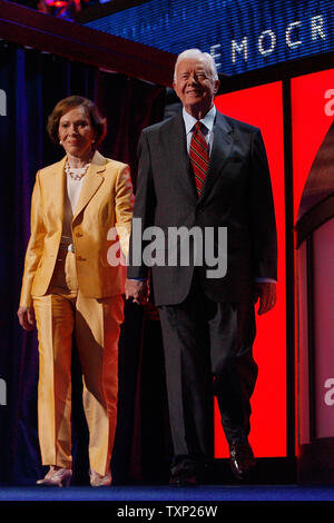 L ex Presidente Jimmy Carter (R) e sua moglie Rosalynn Carter Smith a piedi sul palco come essi vengono introdotti al 2008 Convenzione Nazionale Democratica presso il Pepsi Center di Denver, in Colorado, il 25 agosto 2008. (UPI foto/Brian Kersey) Foto Stock