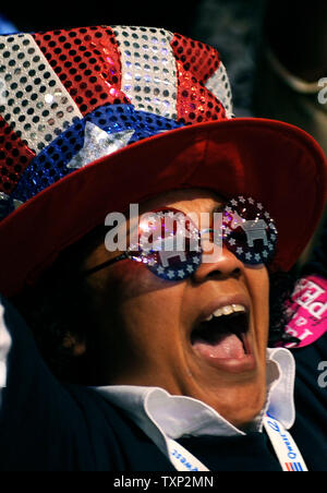 A New York delegare cheers come il Sen. Hillary Clinton (D-NY) offre il suo stato delegato voti durante la votazione per appello nominale durante il terzo giorno della Convenzione Nazionale Democratica in il Pepsi Center di Denver il 27 agosto 2008. (UPI foto/Kevin Dietsch) Foto Stock