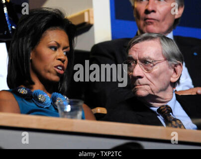 Michelle Obama, la moglie del candidato presidenziale democratico Barack Obama parla di Barack Obamas zio Charlie Palmer durante il terzo giorno della Convenzione Nazionale Democratica presso il Pepsi Center di Denver il 27 agosto 2008. (UPI foto/Kevin Dietsch) Foto Stock