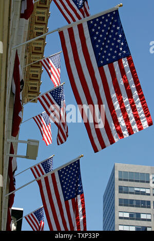 Bandierine americane appesi ad un edificio nel centro di Denver, in Colorado, il 27 agosto 2008. Il 2008 Convenzione Nazionale Democratica corre attraverso 28 agosto a Denver. (UPI foto/Brian Kersey) Foto Stock