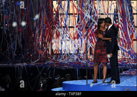 Coriandoli cade come candidato presidenziale democratico Sen. Barack Obama (D-il)abbraccia la moglie Michelle dopo che Obama ha pronunciato il suo discorso di accettazione durante il giorno finale della Convenzione Nazionale Democratica a Invesco Field at Mile High a Denver il 28 agosto 2008. (UPI foto/Kevin Dietsch) Foto Stock