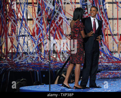 Coriandoli cade come candidato presidenziale democratico Sen. Barack Obama (D-il)abbraccia la moglie Michelle dopo che Obama ha pronunciato il suo discorso di accettazione durante il giorno finale della Convenzione Nazionale Democratica a Invesco Field at Mile High a Denver il 28 agosto 2008. (UPI foto/Kevin Dietsch) Foto Stock