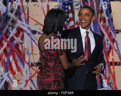 Coriandoli cade come candidato presidenziale democratico Sen. Barack Obama (D-il)abbraccia la moglie Michelle dopo che Obama ha pronunciato il suo discorso di accettazione durante il giorno finale della Convenzione Nazionale Democratica a Invesco Field at Mile High a Denver il 28 agosto 2008. (UPI foto/Kevin Dietsch) Foto Stock