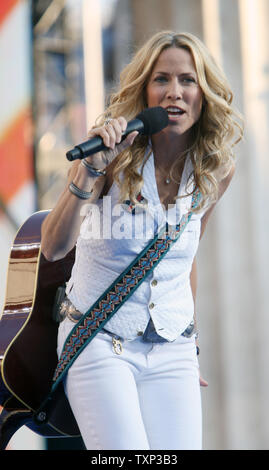 Sheryl Crow esegue il giorno finale della Convenzione Nazionale Democratica a Invesco Field at Mile High a Denver in Colorado Il 28 agosto 2008. Il Sen. Barack Obama (D-il) accetterà il Partito Democratico la nomina presidenziale stasera. (UPI foto/Bill Greenblatt) Foto Stock