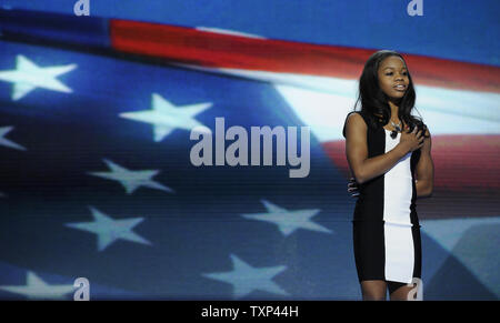 Campione olimpionico Gabby Douglas recita il giuramento di fedeltà al Time Warner Cable Arena durante la Convenzione Nazionale Democratica a Charlotte, Carolina del Nord il 5 settembre 2012. UPI/Mike Theiler Foto Stock