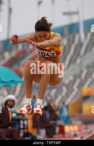 La correzione data - cinese Qian Li vince la medaglia di bronzo nella Donne Salto triplo alla XV Giochi Asiatici a Doha in Qatar, lunedì, 11 dicembre, 2006. Tredici mille atleti da 39 paesi sono in competizione in 45 eventi sportivi nel corso di due settimane. I giochi si concluderà il 15 dicembre. (UPI foto/Norbert Schiller) Foto Stock