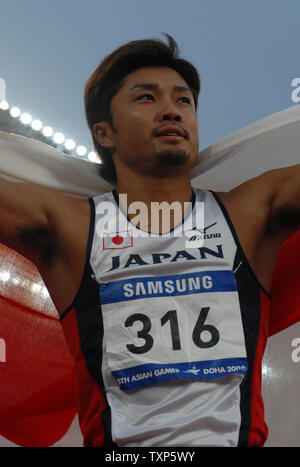 Il Giappone Shingo Suetsugu (sinistra) vince la medaglia d'oro negli uomini 200 metri alla XV Giochi Asiatici a Doha in Qatar, lunedì 11 dicembre, 2006. Della Cina di Yaozu Yang (centro) vince la medaglia d argento e il Giappone Shinji Takahira (destra) vince la medaglia di bronzo. Tredici mille atleti da 39 paesi sono in competizione in 45 eventi sportivi nel corso di due settimane. I giochi si concluderà il 15 dicembre. (UPI foto/Norbert Schiller) Foto Stock