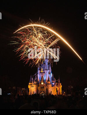 Il Nov 16, 2004 presso il Regno Magico di Disney vicino a Orlando, Florida, il lungo giorno di celebrazione del parco della nuovissima attrazione, 'Stitches grande fuga' si conclude con gli spettacolari fuochi d'artificio display sopra Cenerentola il castello. (UPI Photo/ Marino / Cantrell) Foto Stock