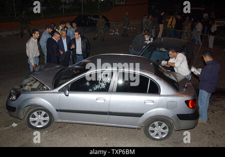 Il bullet riddled auto di anti-uomo politico siriano libanese e il ministro del Commercio, Pierre Gemayel, età 34, che è stato assassinato dalla pistola sparato ferite andando a casa dal lavoro, a nord di Beirut Martedì 21 Novembre, 2006. Gemayel è il quinto anti-siriano uccisi negli ultimi due anni. Gemayel proviene da una famiglia di eminenti uomini politici libanesi. Suo padre Amin servito come Presidente dal 1982 al 1988. Amin divenne presidente dopo il suo fastidio Bashir è stato assassinato giorni prima di assumere la carica di presidente. Il suo grande padre, il compianto Pierre Gemayel ha fondato il Partito Phlange, il più grande Christian mil Foto Stock