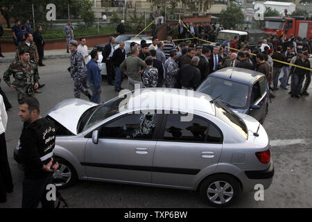 Il bullet riddled auto di anti-uomo politico siriano libanese e il ministro del Commercio, Pierre Gemayel, età 34, che è stato assassinato dalla pistola sparato ferite andando a casa dal lavoro, a nord di Beirut, il 21 novembre 2006. Gemayel è il quinto anti-siriano uccisi negli ultimi due anni. Gemayel proviene da una famiglia di eminenti uomini politici libanesi. Suo padre Amin servito come Presidente dal 1982 al 1988. Amin divenne presidente dopo il suo fastidio Bashir è stato assassinato giorni prima di assumere la carica di presidente. Suo nonno, il compianto Pierre Gemayel, fondò il partito Phlange, il più grande milizia cristiana dur Foto Stock