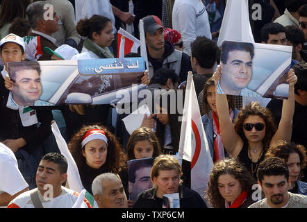 Centinaia di migliaia di Libanesi fatta convergere su piazza Martiri nel centro di Beirut per i funerali del ministro libanese dell'industria Pierre Gemayel il 23 novembre 2006. Il segno che mostra il proiettile riddled auto legge 'non vogliamo dimenticare.' Pierre Gemayel, figlio dell ex presidente libanese Amin Gemayel, è il sesto anti-siriano figura in Lebanoin ad essere assassinati negli ultimi due anni. UPI (foto) Foto Stock