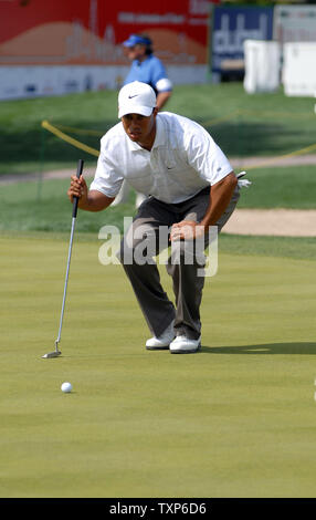 American golfista Tiger Woods sul primo foro al Dubai Desert Classic campionato di golf giovedì 1 febbraio 2007. Il torneo durerà fino al 4 febbraio. (UPI foto/Kamal Moghrabi) Foto Stock