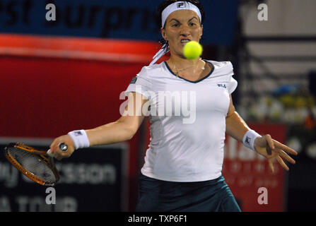 In Russia la Svetlana Kuznetsova restituisce la sfera dal suo avversario della svizzera Patty Schnyder durante i quarti di finale del Dubai Duty Free di tennis femminile aperto il 22 febbraio 2007. Kuznetsova ha vinto la partita 6-3 6-4. (UPI foto/Norbert Schiller) Foto Stock