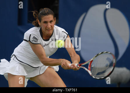 Tolto Virginie RAZZANO dalla Francia sconvolto il numero due giocatore classificato nel mondo, Dinara Safina dalla Russia, il terzo giorno del Dubai Tennis campionati, martedì 17 febbraio, 2009. Razzano ha vinto la partita 6-4, 6-2. (UPI foto/Norbert Schiller) Foto Stock