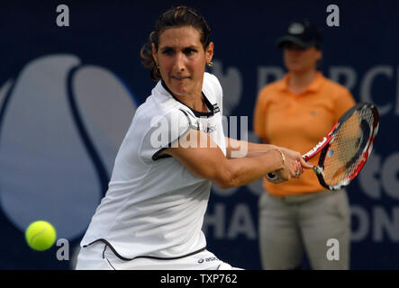 Tolto Virginie RAZZANO dalla Francia sconvolto il numero due giocatore classificato nel mondo, Dinara Safina dalla Russia, il terzo giorno del Dubai Tennis campionati, martedì 17 febbraio, 2009. Razzano ha vinto la partita 6-4, 6-2. (UPI foto/Norbert Schiller) Foto Stock