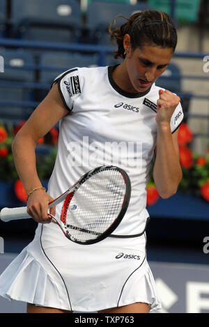 Tolto Virginie RAZZANO dalla Francia sconvolto il numero due giocatore classificato nel mondo, Dinara Safina dalla Russia, il terzo giorno del Dubai Tennis campionati, martedì 17 febbraio, 2009. Razzano ha vinto la partita 6-4, 6-2. (UPI foto/Norbert Schiller) Foto Stock