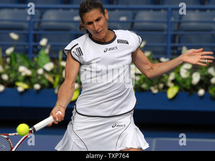 Tolto Virginie RAZZANO dalla Francia sconvolto il numero due giocatore classificato nel mondo, Dinara Safina dalla Russia, il terzo giorno del Dubai Tennis campionati, martedì 17 febbraio, 2009. Razzano ha vinto la partita 6-4, 6-2. (UPI foto/Norbert Schiller) Foto Stock