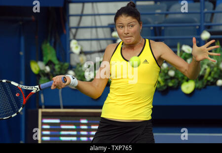 Il numero due giocatore classificato nel mondo, Dinara Safina dalla Russia, crash fuori del Dubai Tennis Championships il terzo giorno dopo la perdita di sede Virginie RAZZANO dalla Francia il 17 febbraio 2009. Razzano ha vinto la partita 6-4, 6-2. (UPI foto/Norbert Schiller) Foto Stock